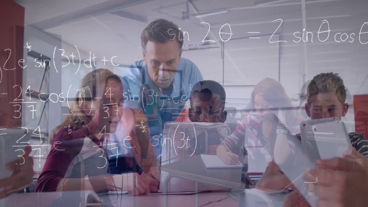 animación de fórmulas matemáticas que se mueven sobre diversos maestros varones y alumnos que trabajan en computadoras portátiles