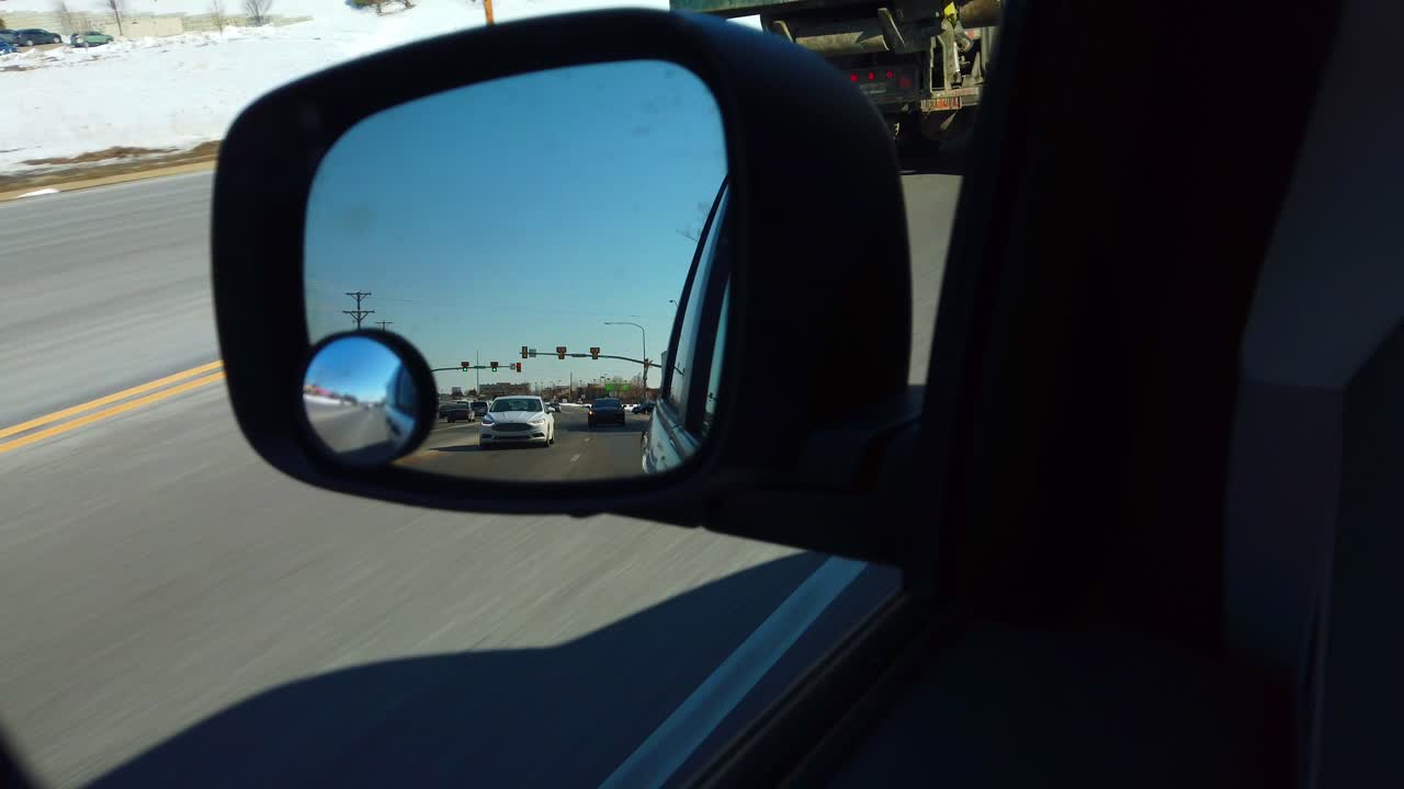 conducir en la vista de la carretera desde un espejo retrovisor en invierno