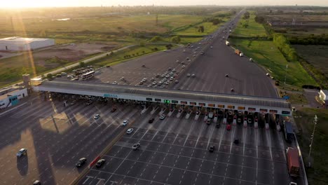 una vista desde arriba sobre el peaje hudson de 30 carriles en buenos aires, argentina