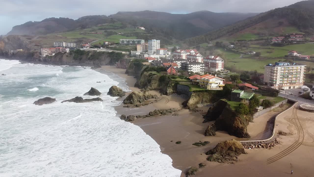 Vista aerea con drone della spiaggia di Bakio nei Paesi Baschi in una giornata nebbiosa