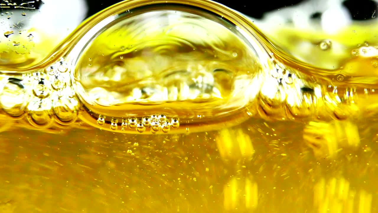 유리 배경 뒤에 있는 물 거품