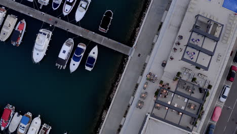 Vista-Aérea-De-Arriba-Hacia-Abajo-De-Un-Puerto-Con-Barcos-En-Croacia.