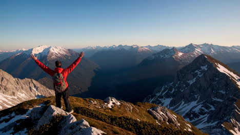 excursionista en la cumbre de la montaña al amanecer o al atardecer