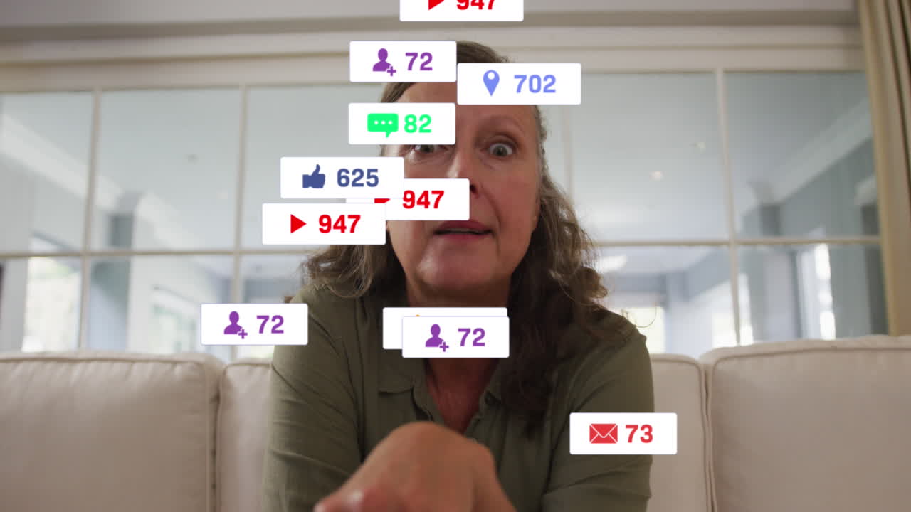 animación de iconos y números de las redes sociales sobre la mujer caucásica en casa