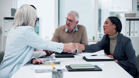 personas de negocios estrechando la mano en una reunión