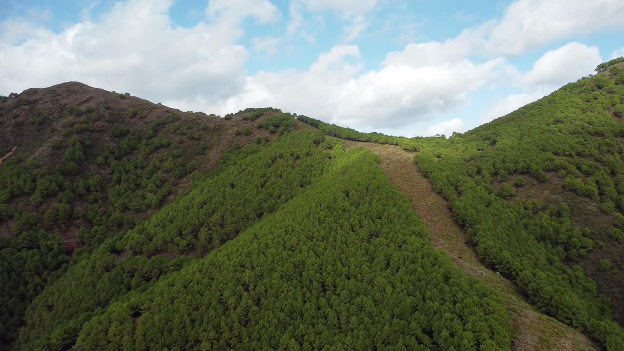 Montagne spagnole boscose e cielo azzurro nuvoloso, vista aerea