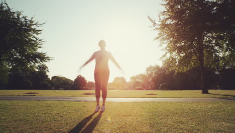 Mujer-Haciendo-Ejercicio-Al-Aire-Libre-En-El-Parque-Por-La-Mañana