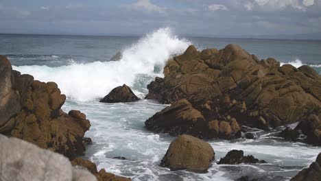 Olas-Rompiendo-En-Una-Costa-Rocosa-A-Lo-Largo-De-La-Costa-De-Monterey