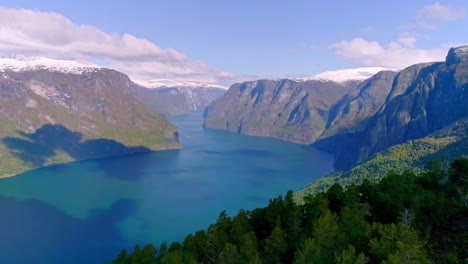 sombra de nubes moviéndose sobre el aurlandsfjord azul en noruega en un día soleado