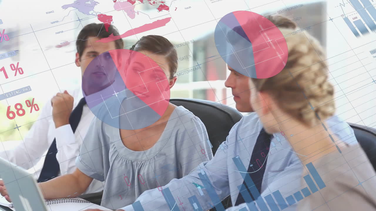 анимация обработки финансовых данных над различными деловыми людьми в офисе