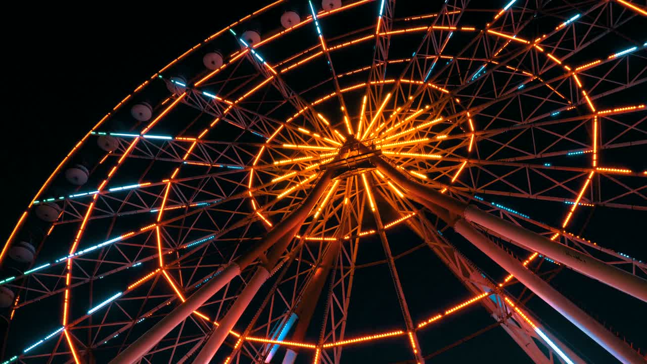 luces de la rueda gigante por la noche