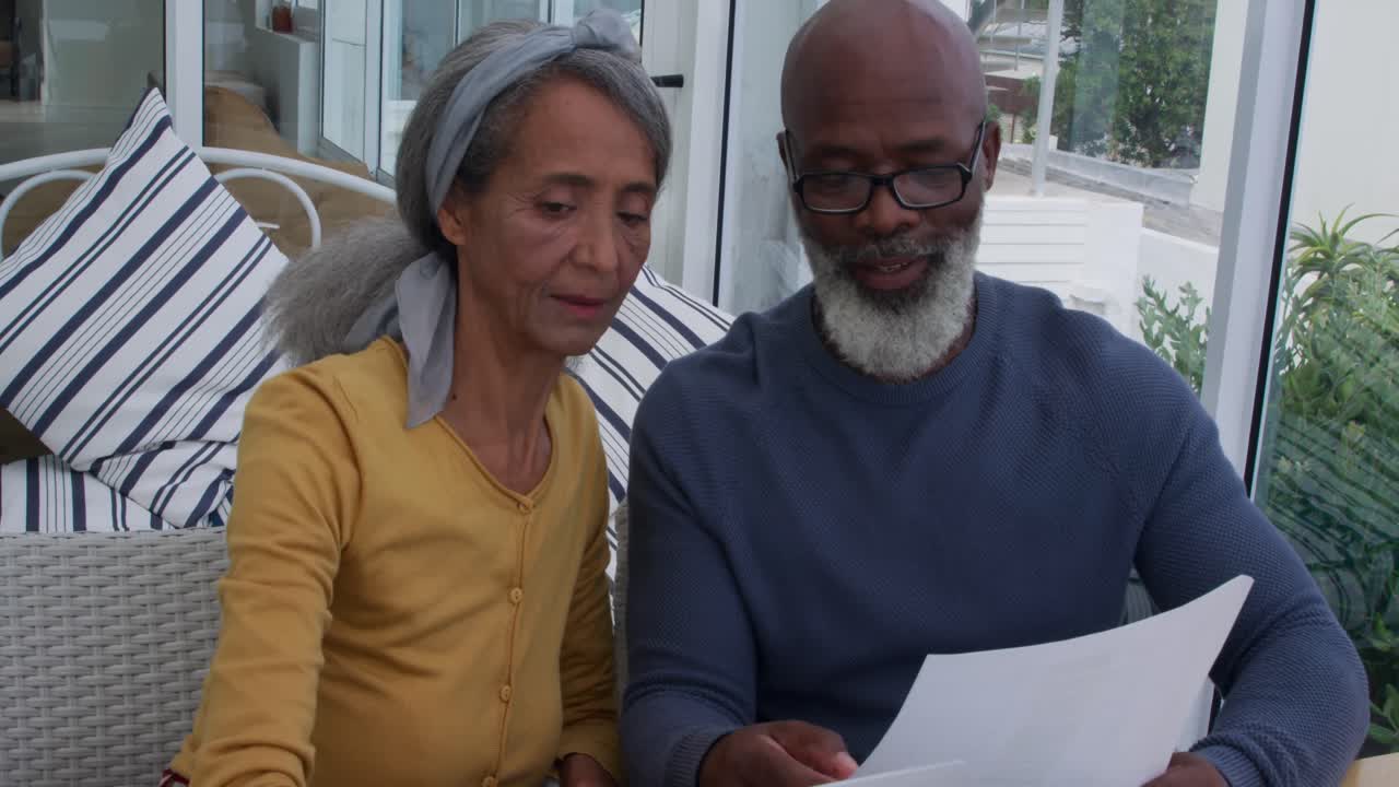 pareja madura en casa