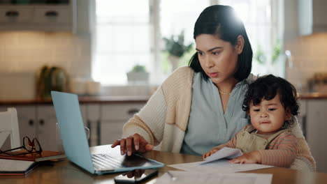 Mutter,-Baby-Und-Computer-Für-Die-Arbeit-Von-Zu-Hause-Aus