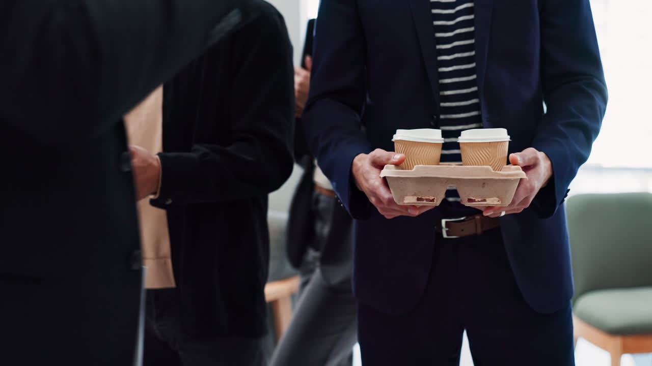 사무실 에서 커피 컵 을 들고 있는 사업가 들