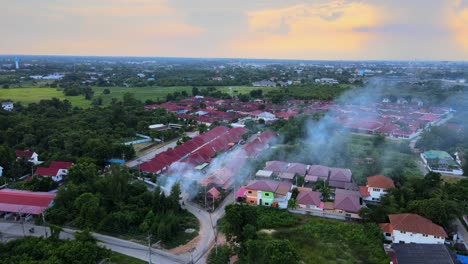 Una-Filmación-Aérea-De-Una-Hoguera-En-Llamas-En-Un-Pueblo-Rural-En-Tailandia