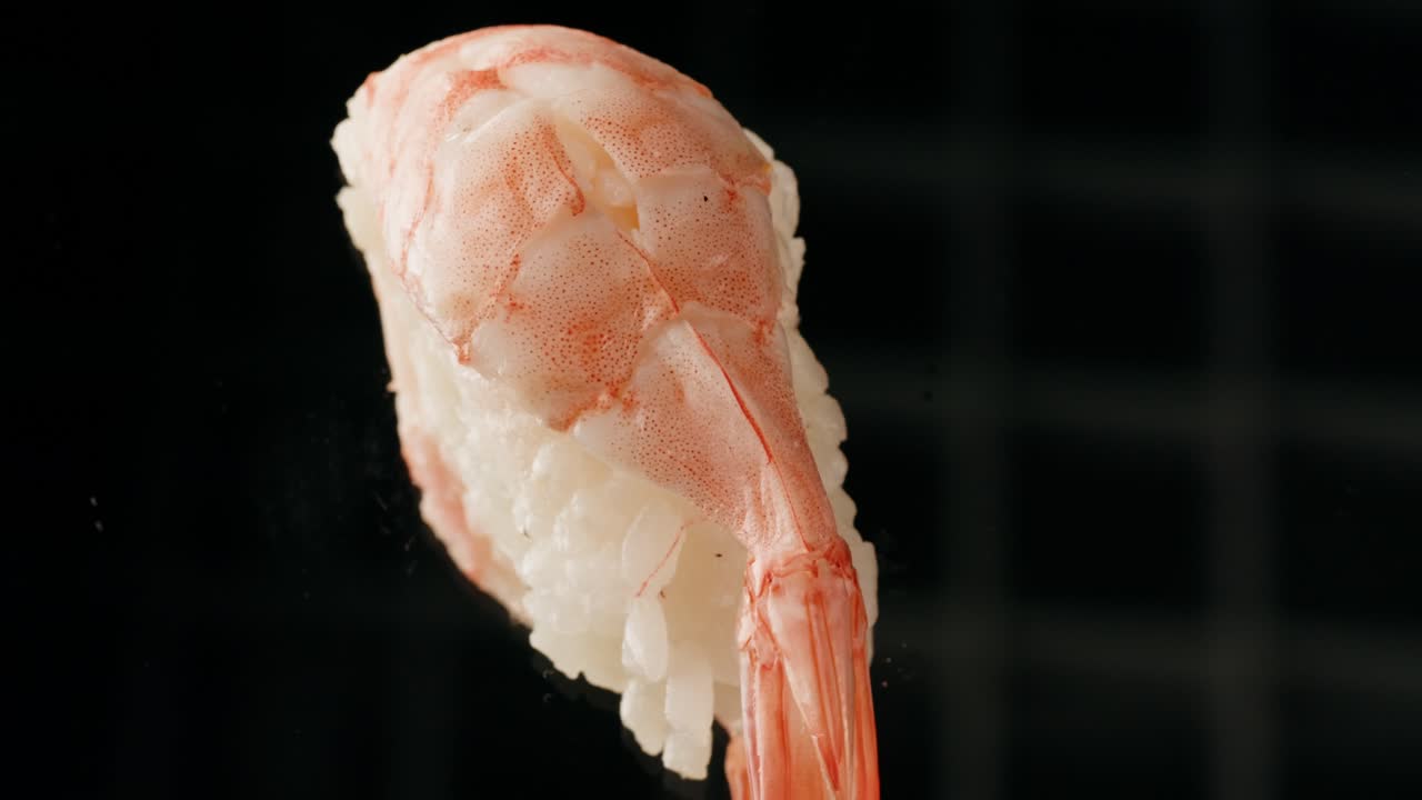 plato de sashimi, restaurante japonés, atún fresco y rebanadas de salmón en un café moderno, comida tradicional, plato de pescado rojo crudo, omega 3.