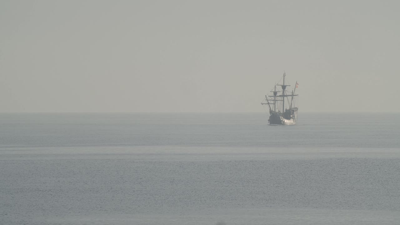 페르디난드 마젤란 나오 빅토리아 카락 보트 레플리카, 스페인 국기와 함께 지중해 일출 시 슬로우 모션 60fps로 잔잔한 바다에서 항해