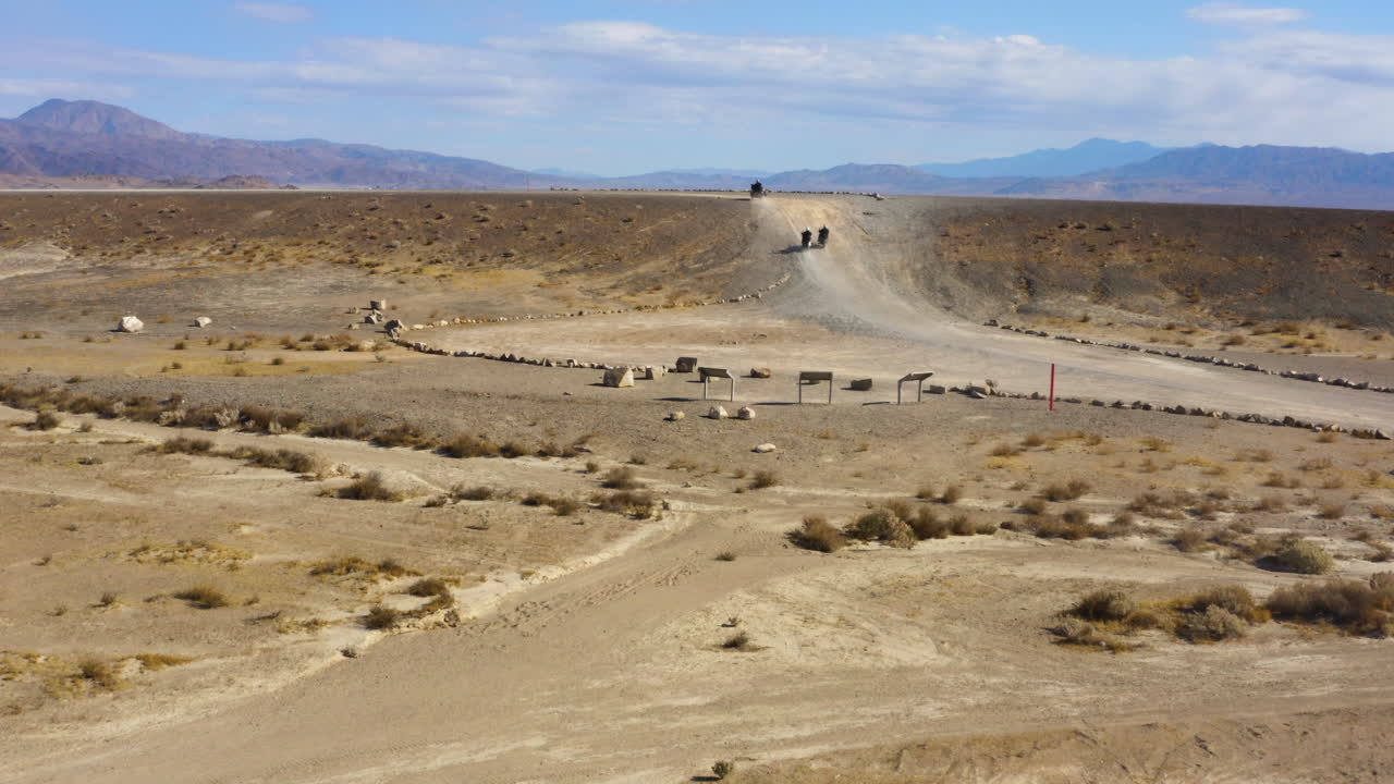 pandilla de motociclistas conduciendo por el desierto, escenario post-apocalíptico