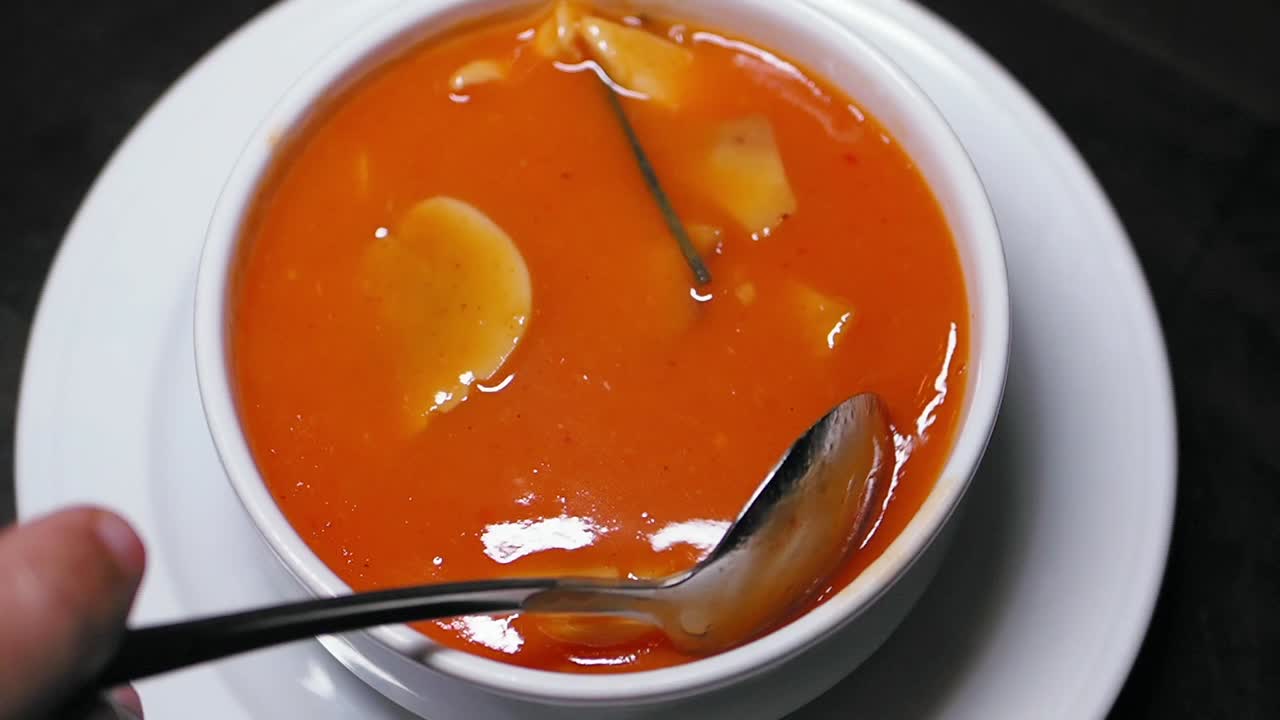 un plato de sopa de tomate de naranja