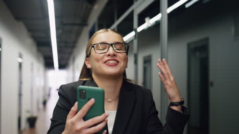 Geschäftsfrau,-Die-Ein-Virtuelles-Meeting-Per-Telefon-In-Nahaufnahme-Unterhält.-Glücklicher-Manager-Genießt