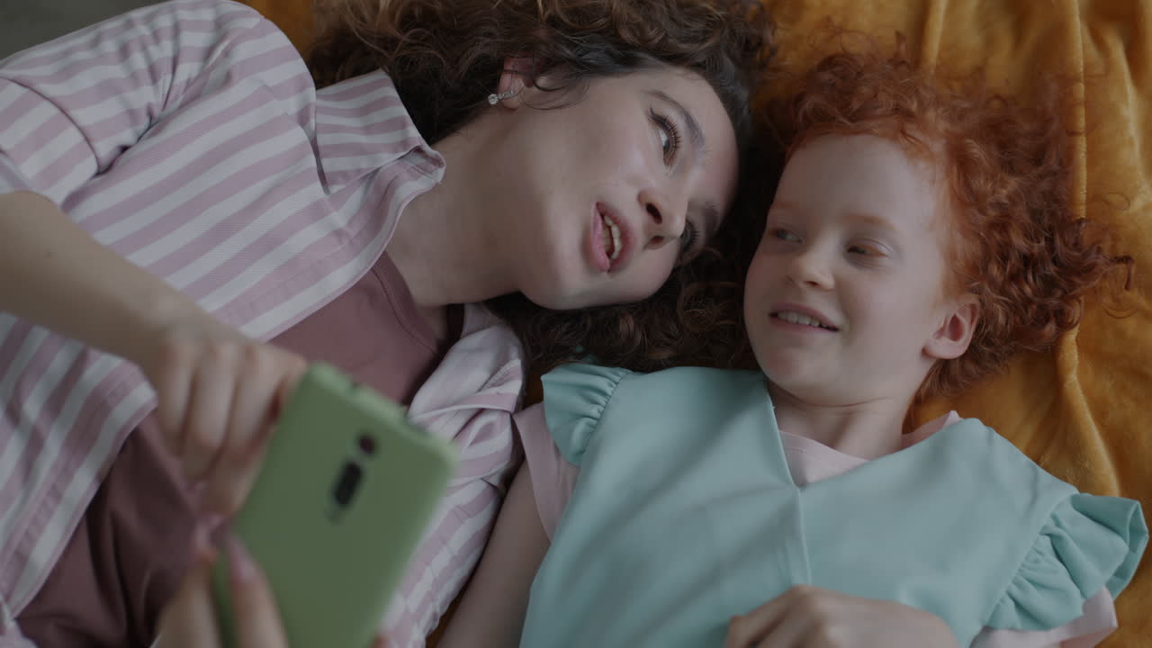 어머니 와 딸 이 함께 즐기는 시간