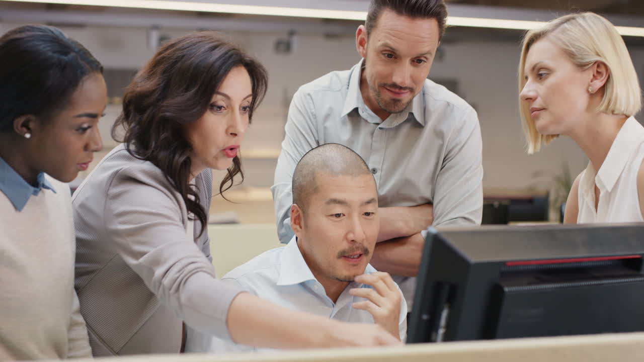 현대적인 유리 사무실에서 창의적인 비즈니스 팀 회의 컴퓨터 화면에서 작업하는 사람들의 다민족 그룹 결합 팀워크 프로젝트