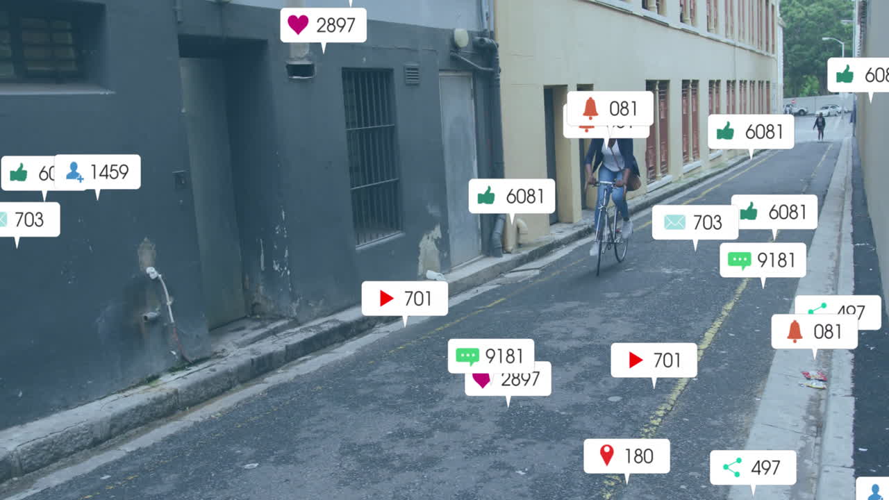 아이콘의 애니메이션과 아프리카계 미국인 여성이 자전거를 타고 있는 데이터 처리