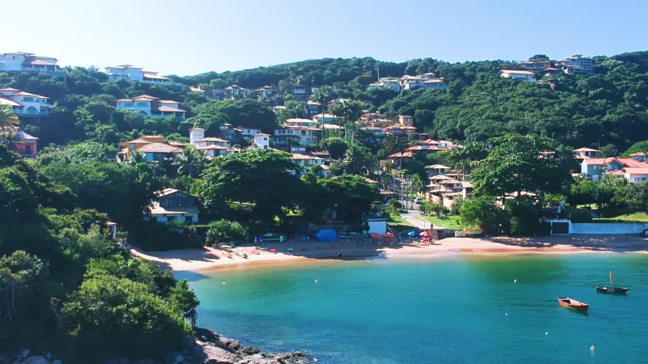 브라질의 조아오 페르난데스 해변에서 고 있는 남자의 영상을 촬영하는 드론.