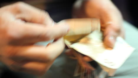 un primer plano de dos hombres contando dinero.