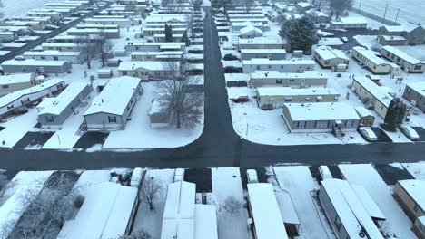 Barrio-Suburbano-De-Casas-Rodantes-Nevado-Con-Caminos-Sinuosos-Y-Casas-Modulares