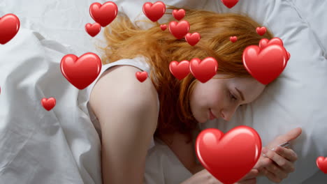 4k 문자 메시지를 보내는 동안 침대에 누워있는 여성