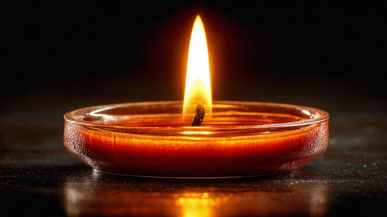 Una candela luminosa in una luce ambientale soffusa, che cattura l'essenza della serenità e del calore, perfetta per ambienti tranquilli e momenti intimi di riflessione e pace.