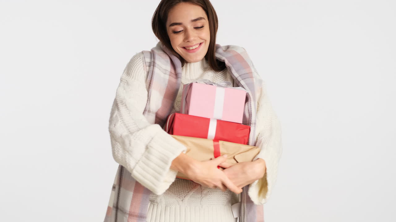 카메라 앞에서 포즈를 취하는 백인 여성.