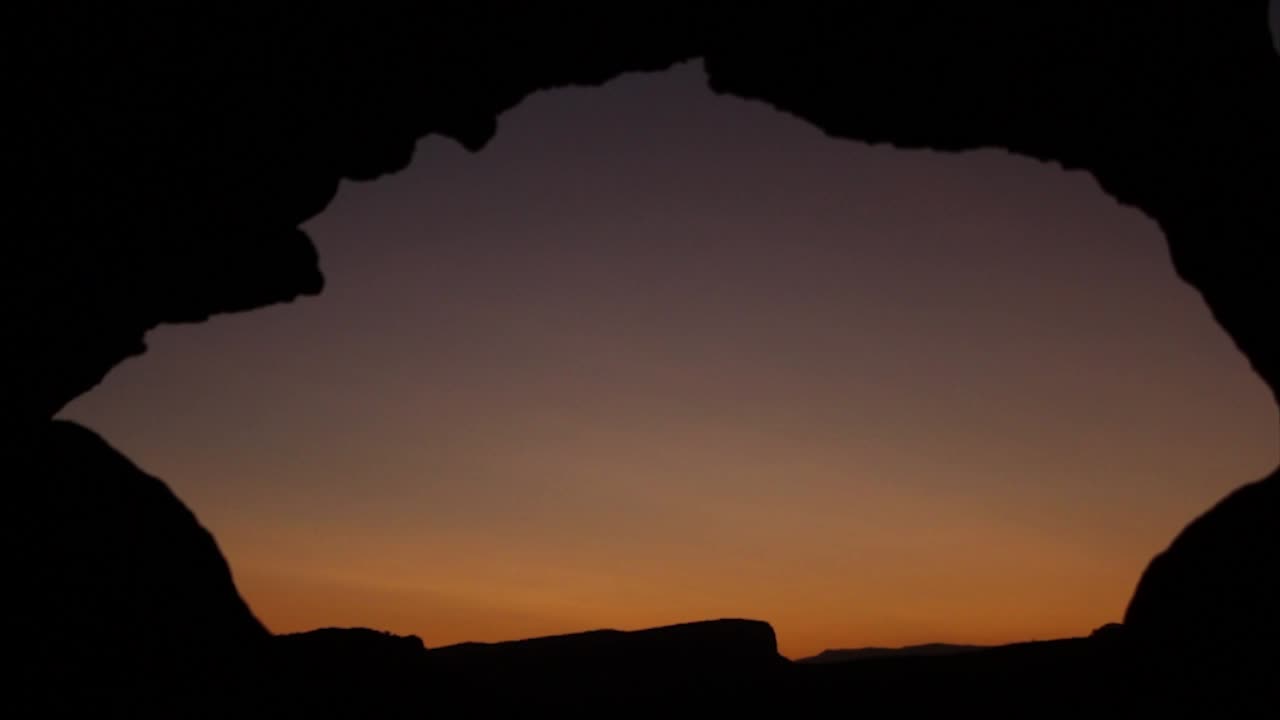 vista del atardecer desde una cueva