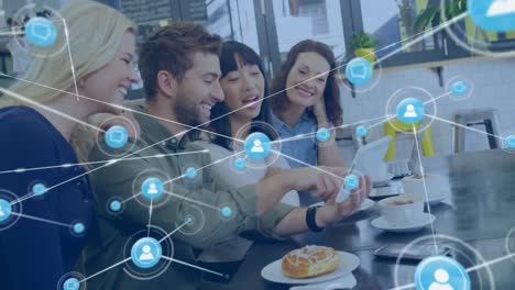 animación de la red de iconos digitales sobre felices colegas diversos que usan tableta en una cafetería en la oficina