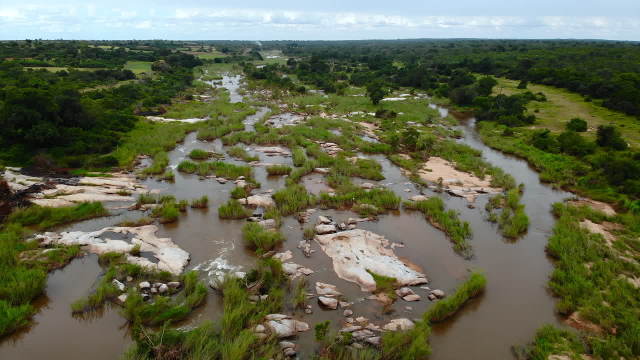 Visão aérea de uma paisagem fluvial