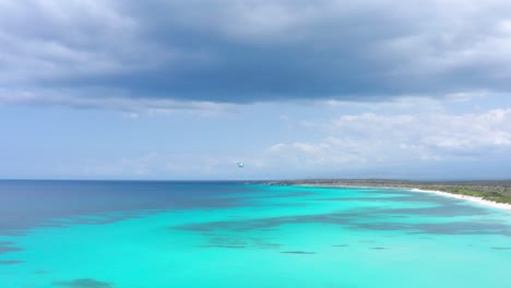 helicóptero volando sobre el mar caribe turquesa. seguimiento aéreo