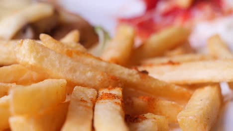 primer plano de patatas fritas crujientes con escamas de pimienta roja