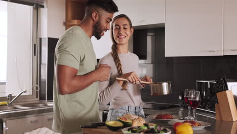 amor, pareja y cocina comida prueba de sabor de feliz