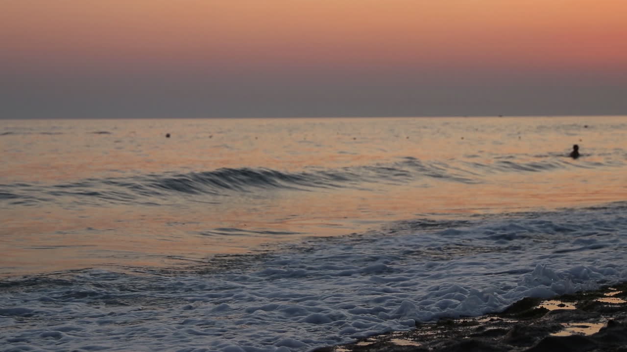 외로운 혼자 남자는 일몰 1의 슬 ⁇