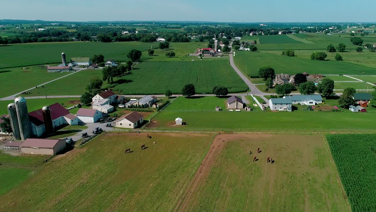 Incontro domenicale Amish nella campagna e nei terreni agricoli visto da drone