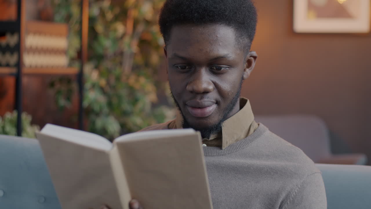 Mann, der zu Hause ein Buch liest