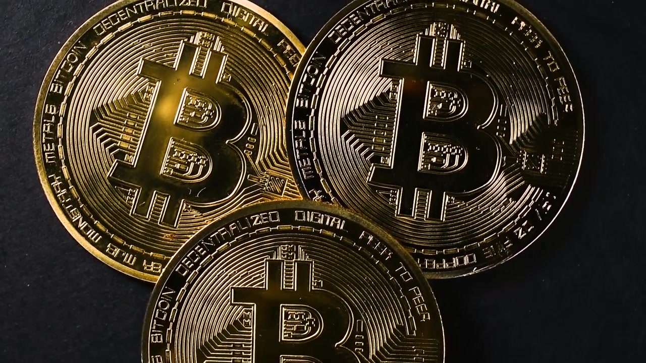 Pila di Bitcoin su nero.