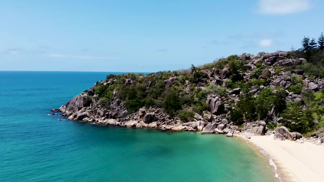 바위 가장자리 너머로 더 많은 바다를 보여주는 드론