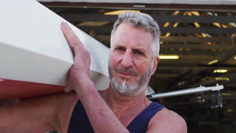 retrato de un hombre caucásico mayor que lleva un bote de remo