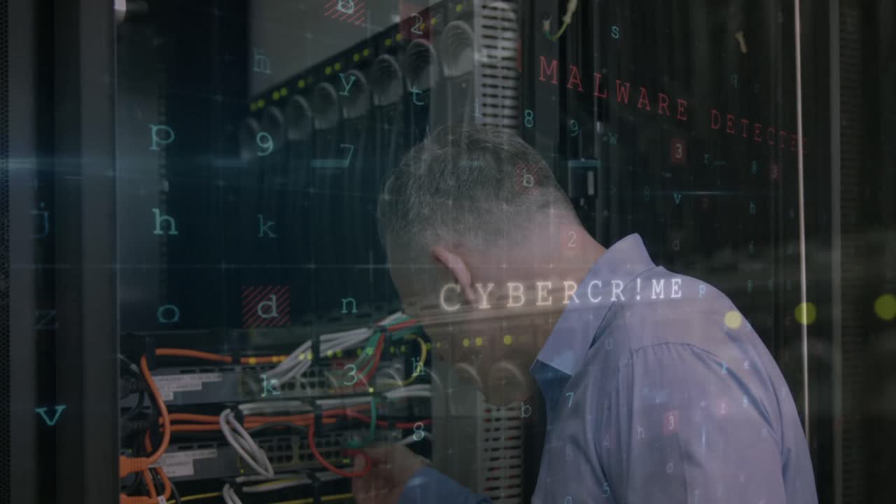 animación del procesamiento de datos sobre un trabajador caucásico en la sala de servidores