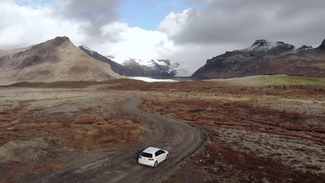 빙하를 향해 운전하는 자동차의 비행 샷