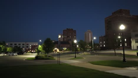 Jackson,-Michigan,-Centro-De-La-Ciudad-Por-La-Noche-Con-Video-De-Drones-Cerca-Del-Suelo-Moviéndose-De-Derecha-A-Izquierda