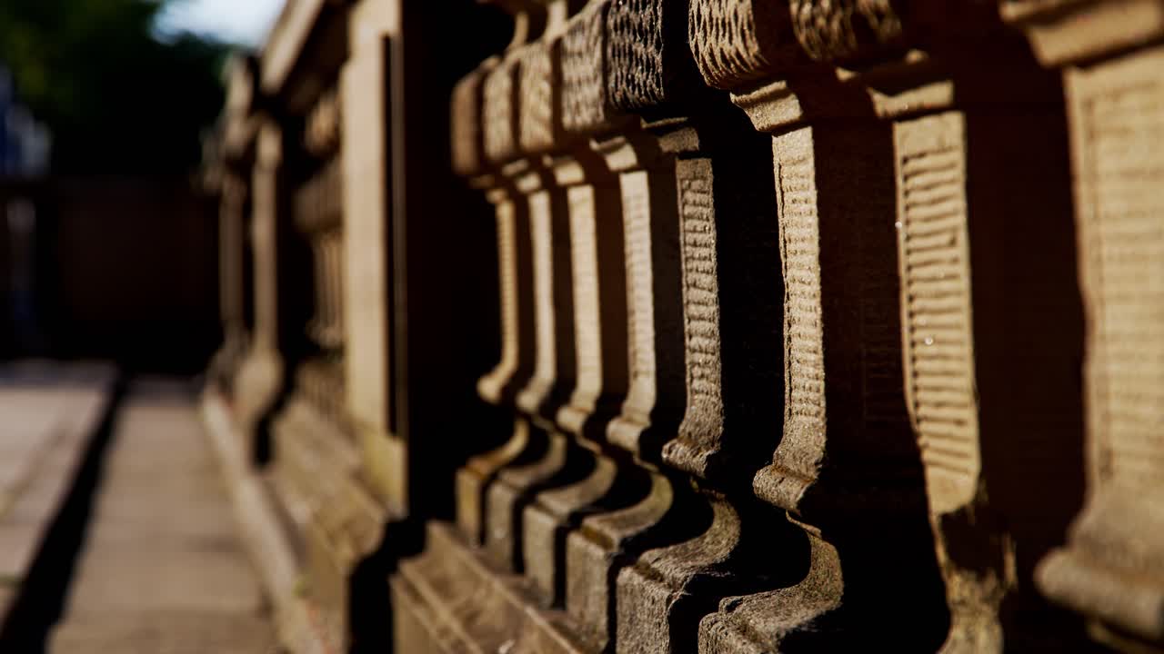 역사적인 유럽 궁전 돌 기둥 난간 초점 이동