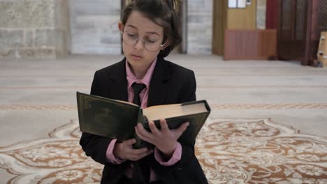 Niño-Leyendo-Al-qur&#39;an